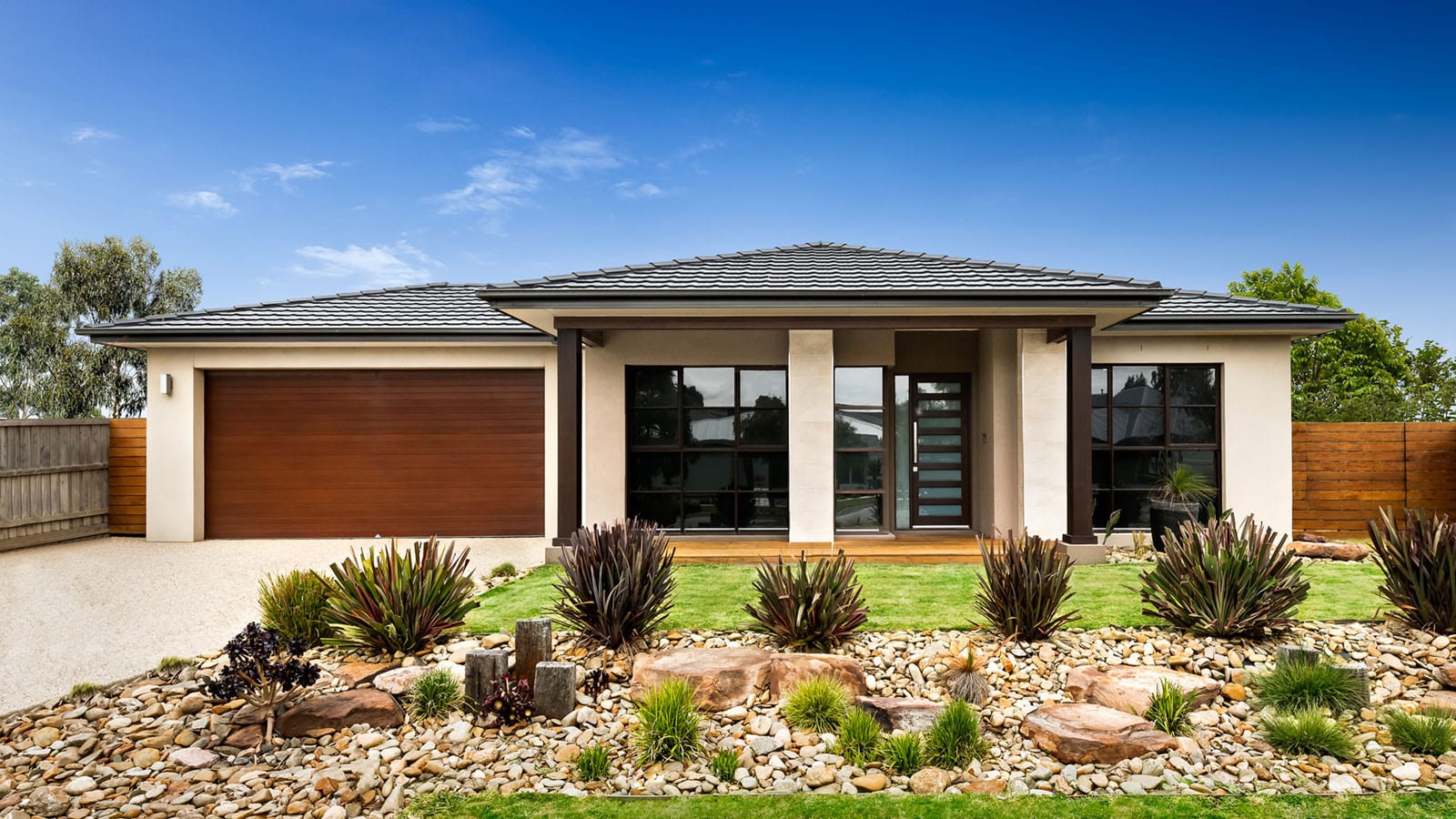 Beautiful single storey home with garden view at Madora