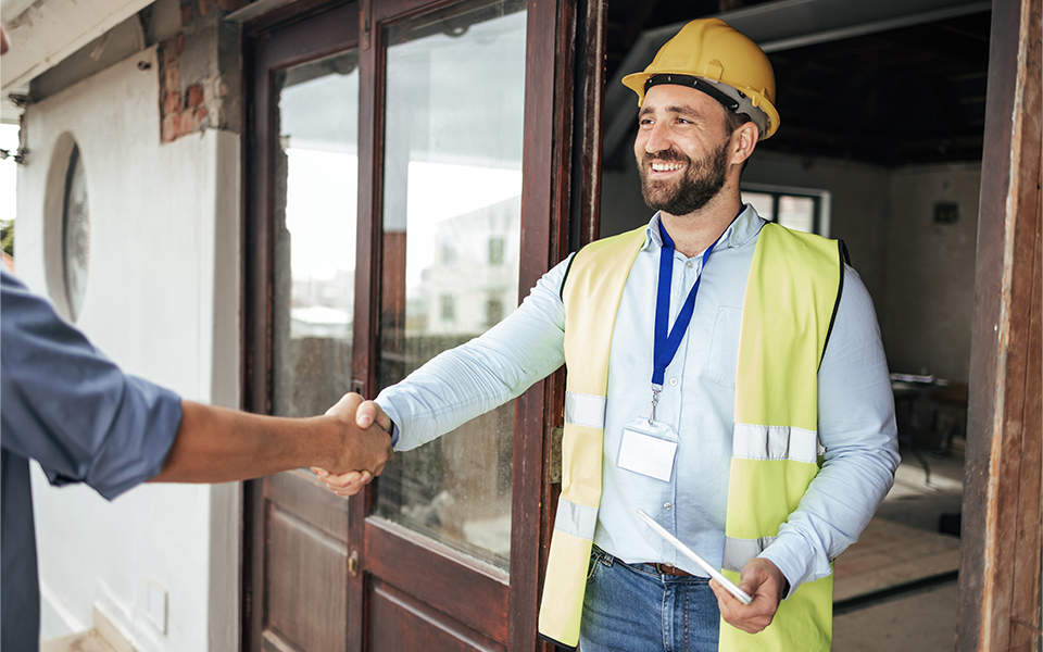 Builder shaking a client's hand