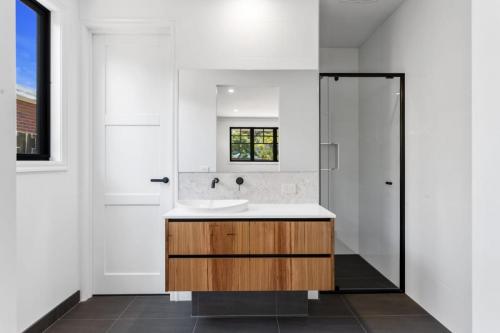Modern bathroom with a floating sink cabinet