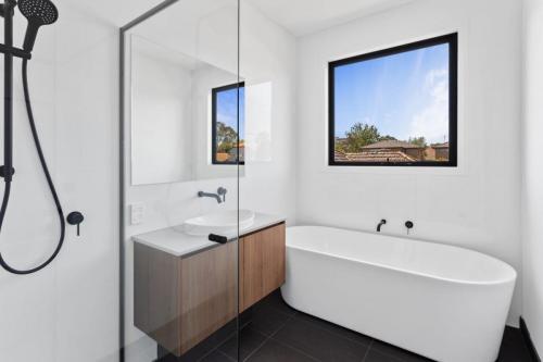 Modern bathroom with a separate shower and bathtub