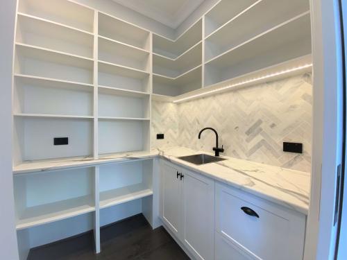 Walk in pantry with a sink